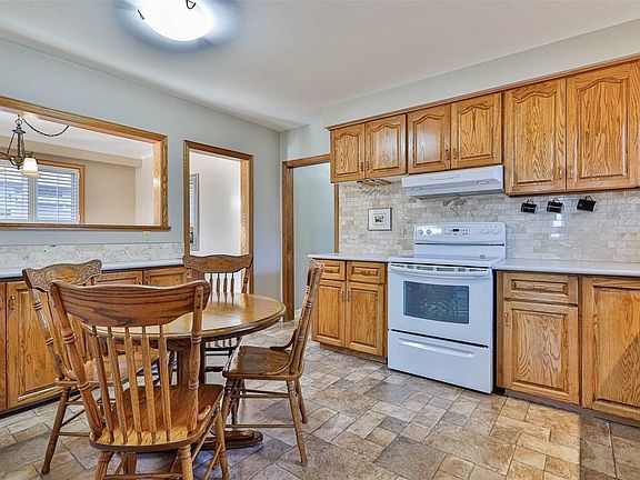 4th image of 166 Lynnbrook Dr