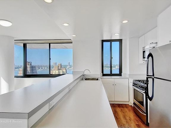 3rd image of 275 W 96th St APT 24E