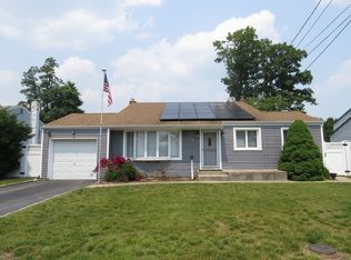 18 Larkin St, Farmingdale, NY 11735