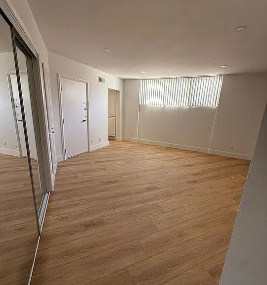 223 S Lasky Dr — Photo 5