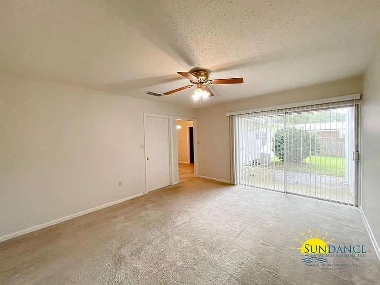11 Oak Ln — Photo 2