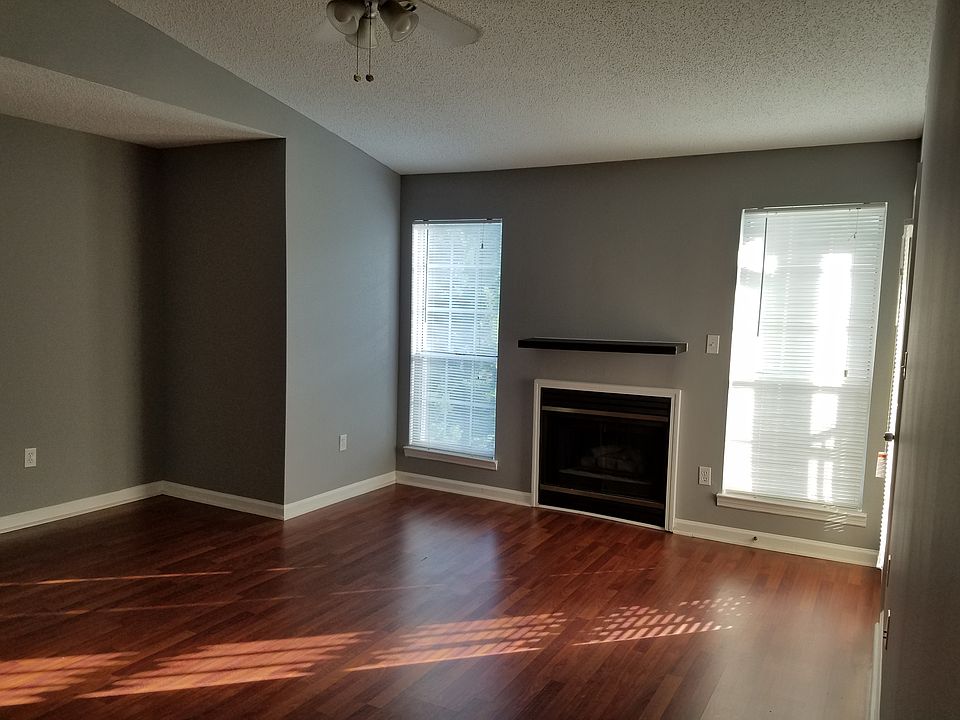 Living Room/Fireplace