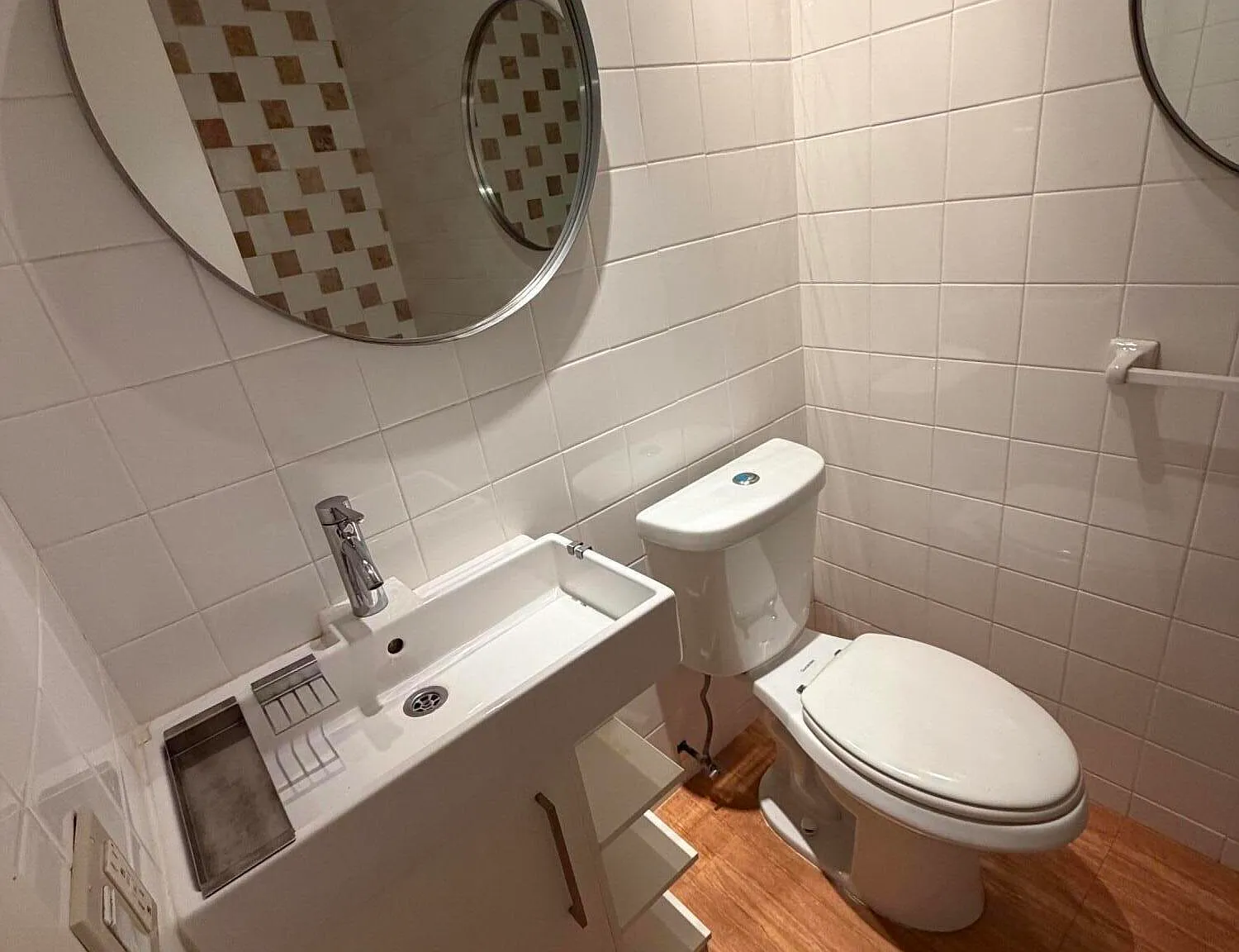 1 bed, 1.0 bath, 2458 sqft, $1,495 — Photo 2