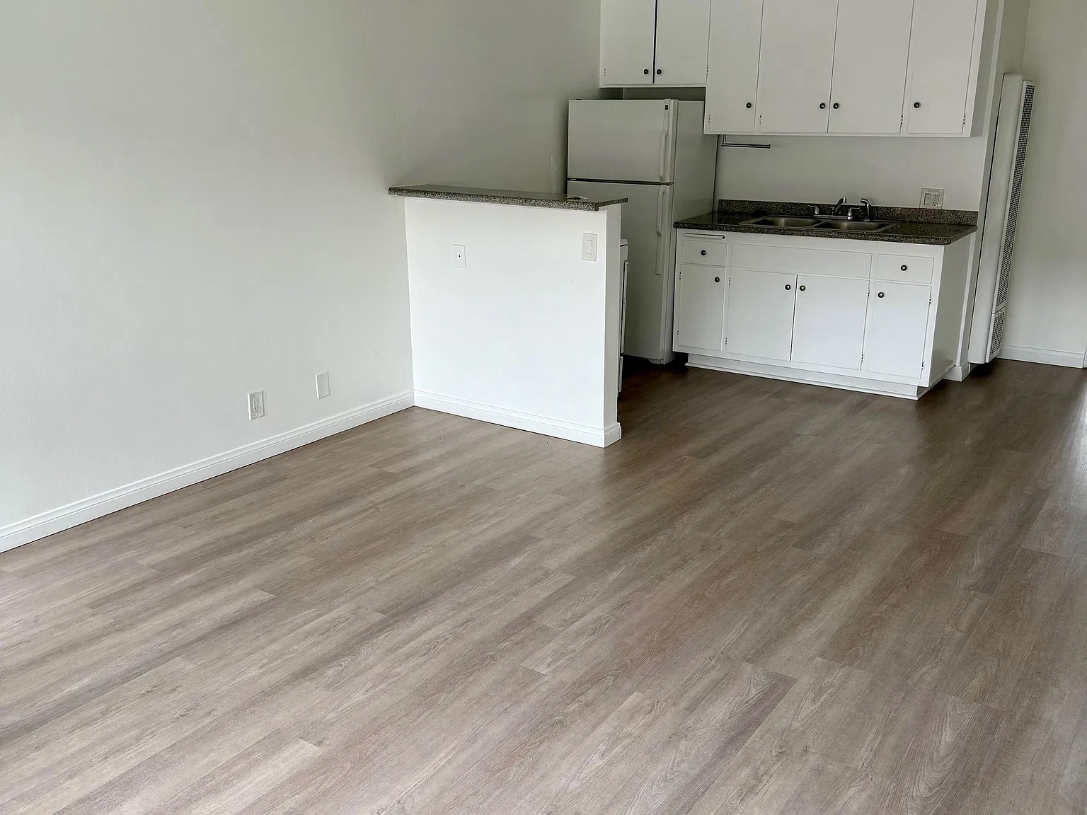 4244 Lindblade Dr — Photo 2