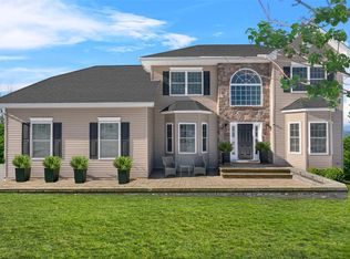 17 Panorama Dr, New Windsor, NY 12553