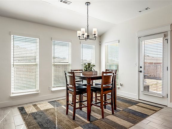 5th image of 637 Lewis St