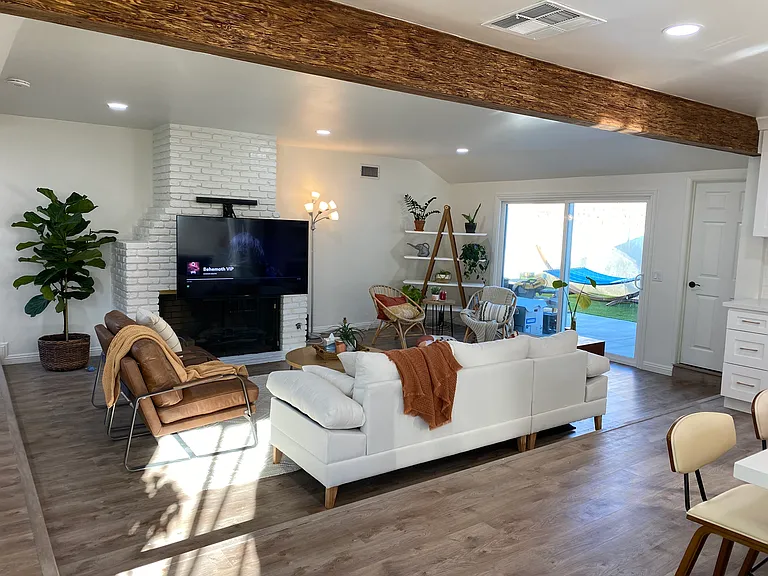 1332 E Greenview Dr — Photo 3