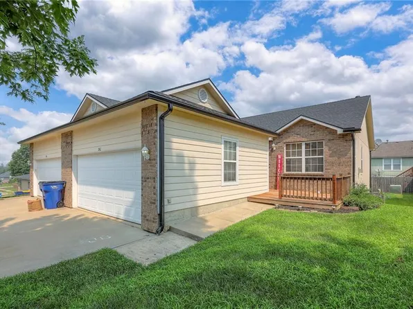 1961 Joles Dr, Tonganoxie, KS 66086