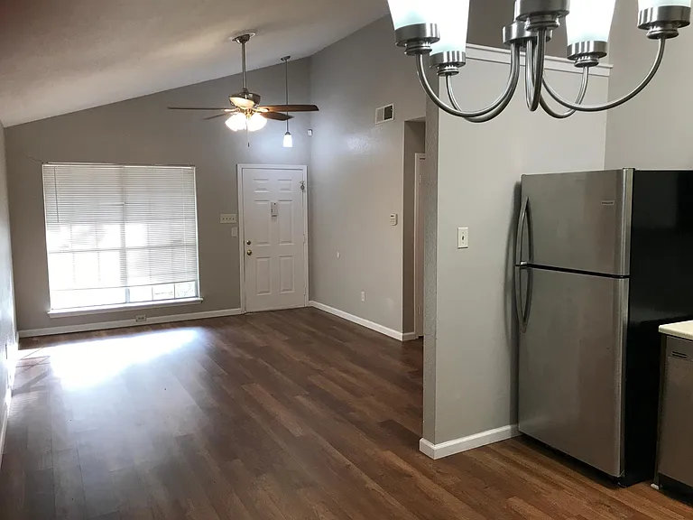 1015 E Yager Ln #87 — Photo 5