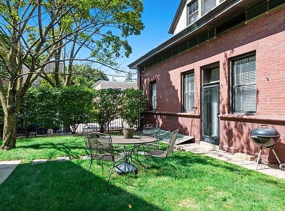 3rd image of 1054 W Oakdale Ave