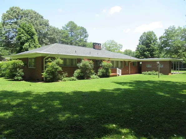 911 W 6th St, Siler City, NC 27344