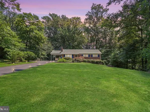 4821 Village Dr, Fairfax, VA 22030