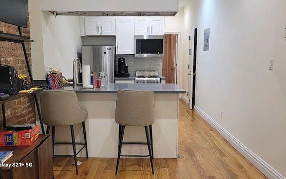 2nd image of 7 Saint Marks Pl APT 2