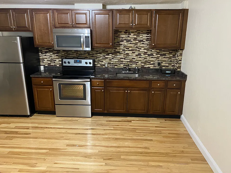 393 Washington St #2A