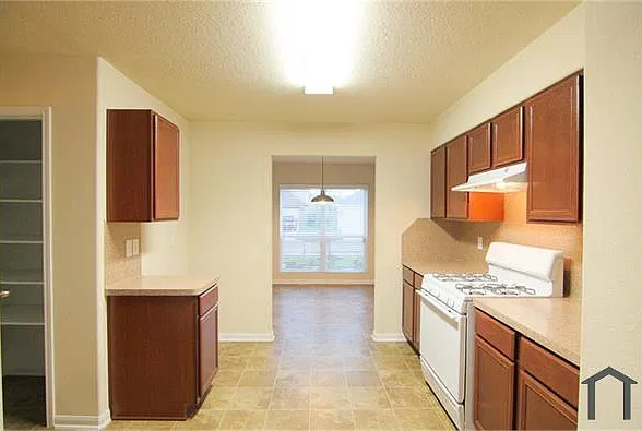 5 bed, 2695 sqft, $3,500 — Photo 3