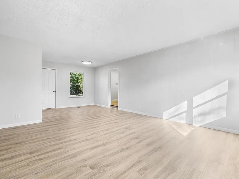 1025 Roswell Rd — Photo 2