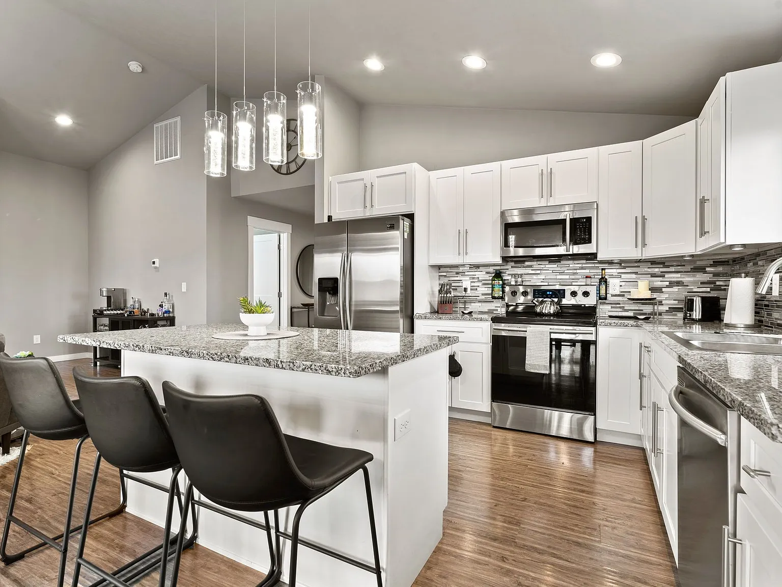 3 bed, 2.0 bath, 1500 sqft, $2,395 — Photo 4