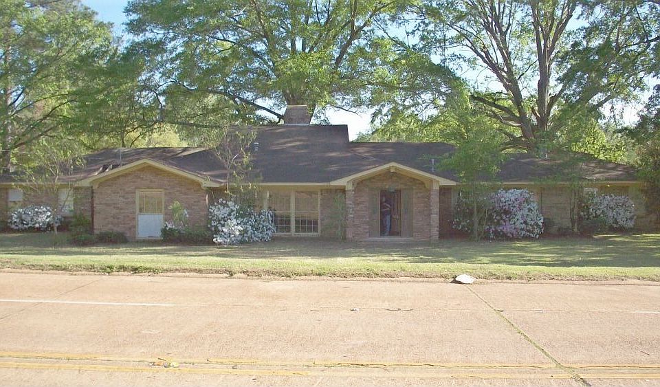 front view 5000 square foot home Foreclosure