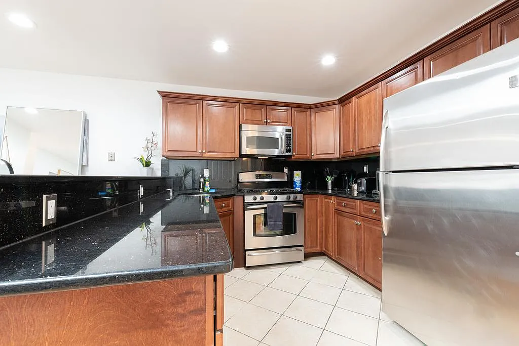 2 bed, 1000 sqft, $3,700 — Photo 3