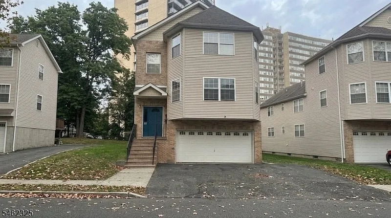 3 bed, 6098 sqft, $3,100 — Photo 1