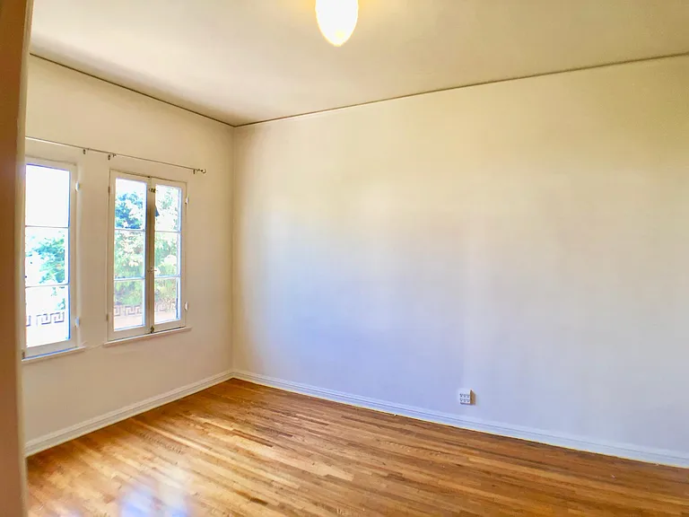 1352 W 10th St #3 — Photo 11