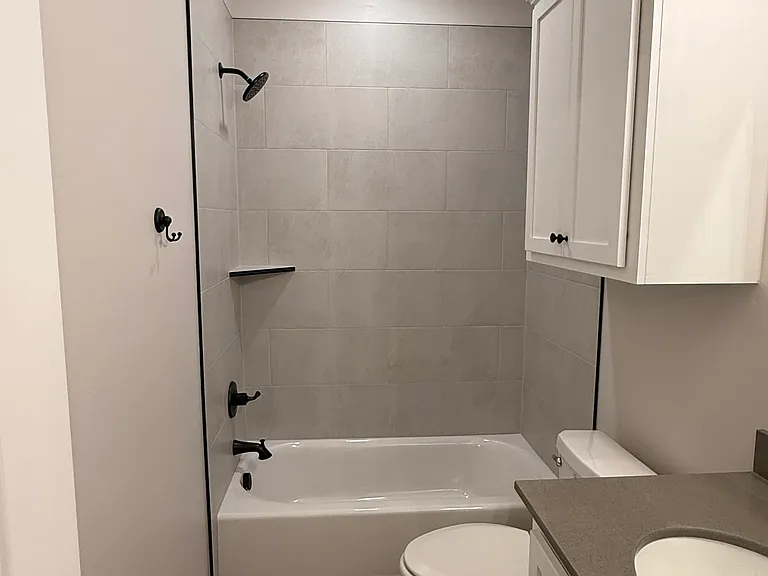 Primary Bathroom with Shower/Tub combo