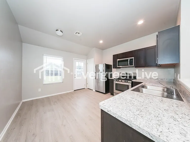 9601 Evie Dr — Photo 5