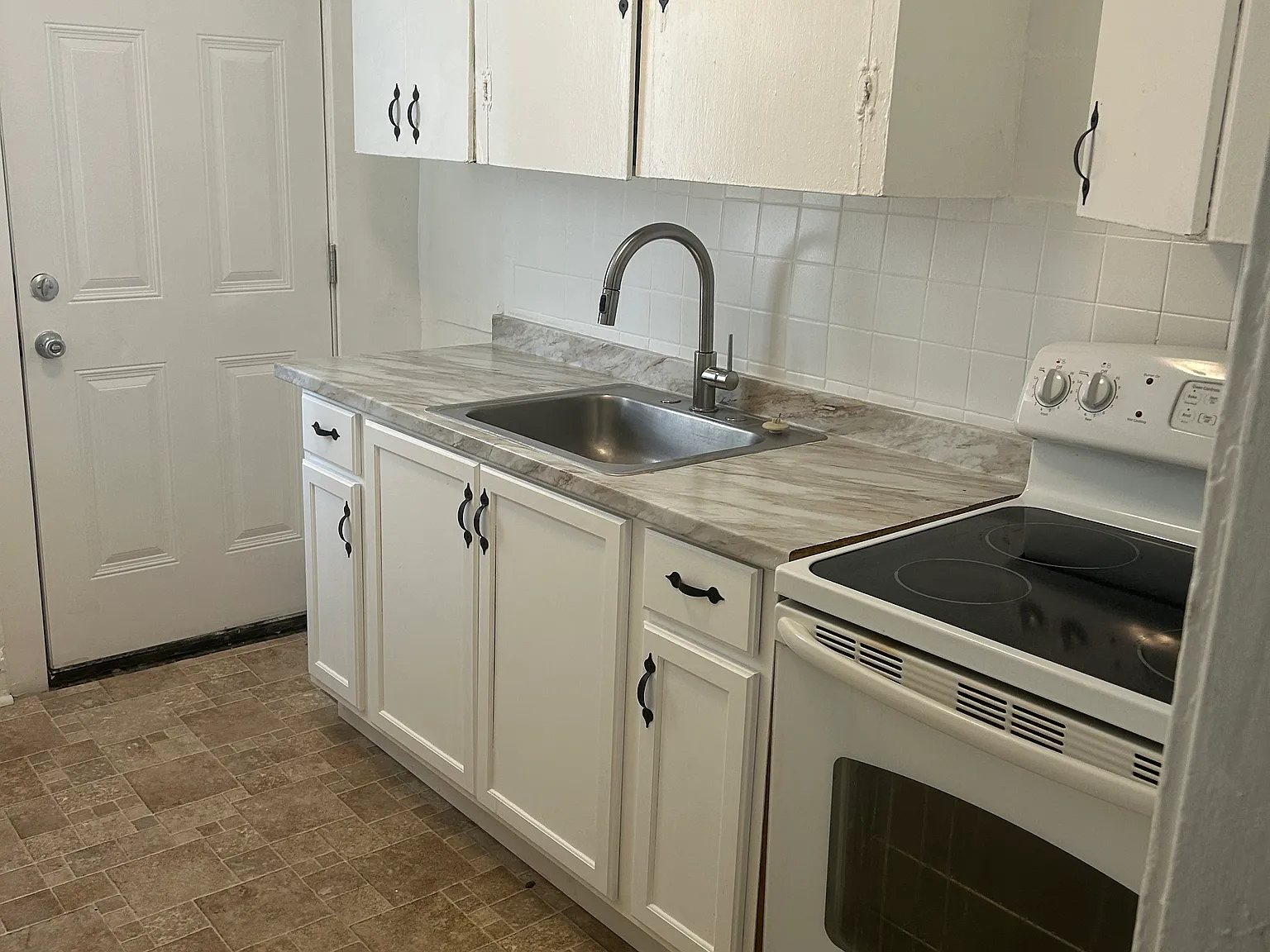 2 bed, 918 sqft, $1,175 — Photo 2