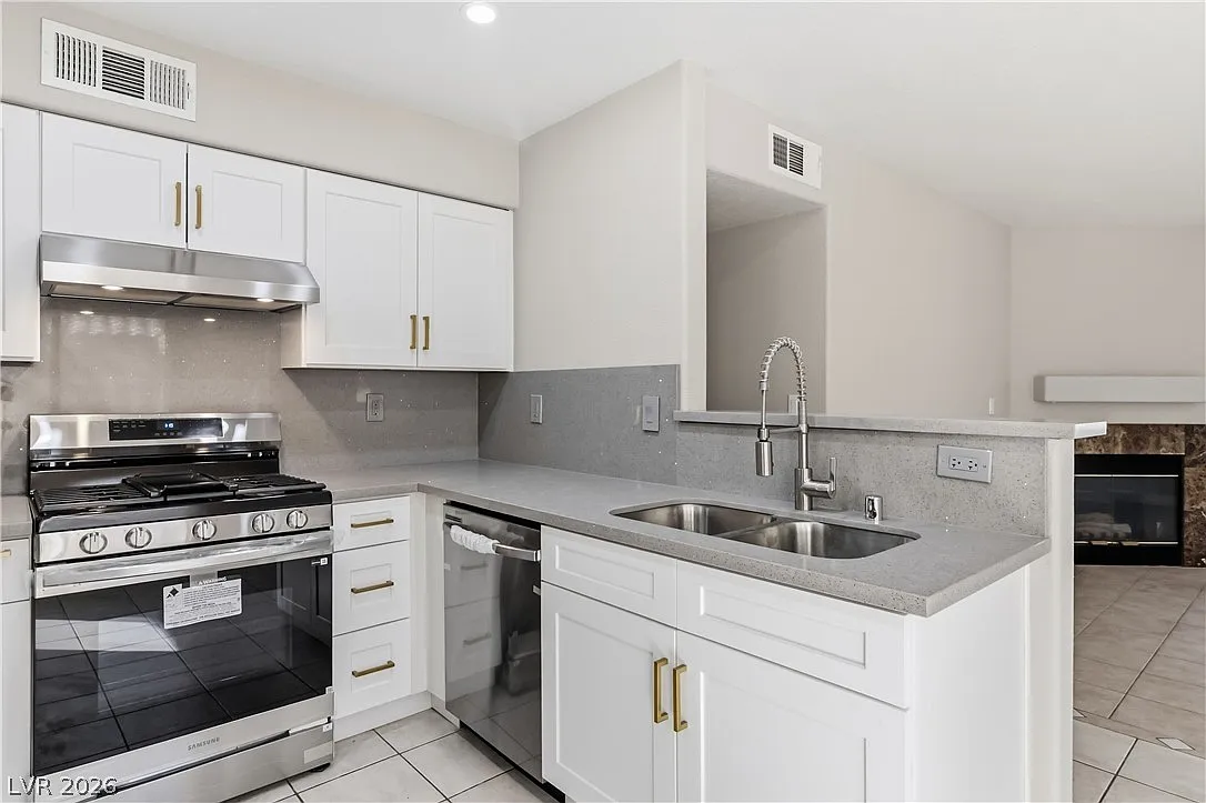 3 bed, 2.0 bath, 1190 sqft, $1,650 — Photo 3