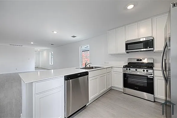 3 bed, 1461 sqft, $2,300 — Photo 3
