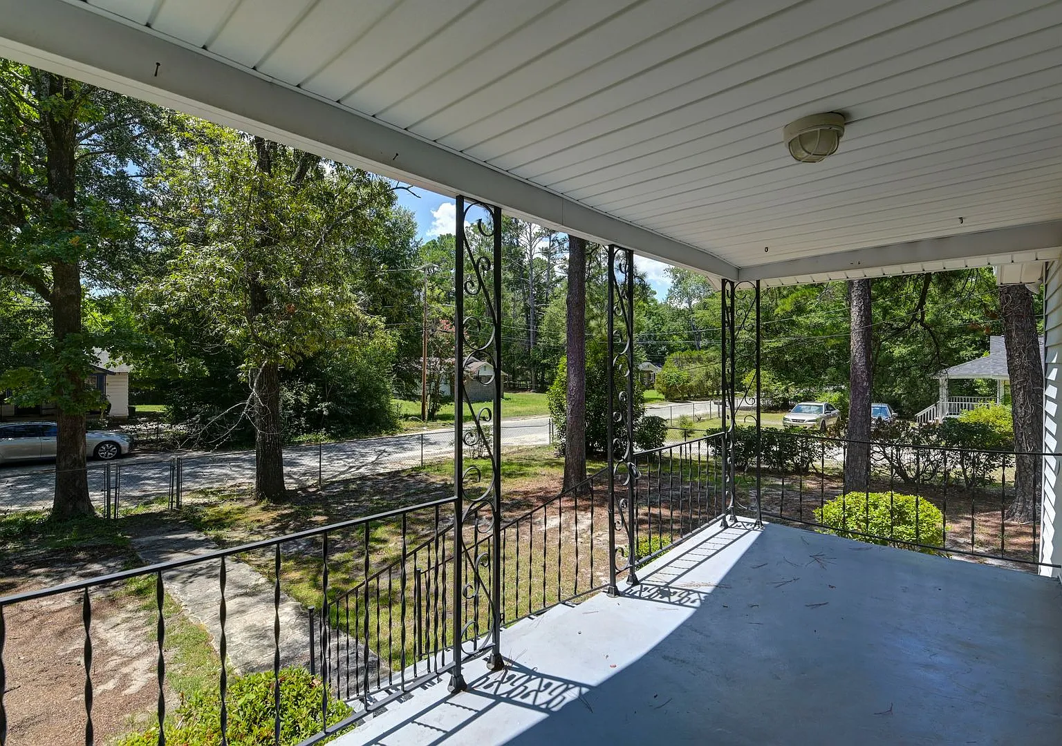 Charming 2 Bedroom Home, close to USC & located on a Large Lot! — Photo 3