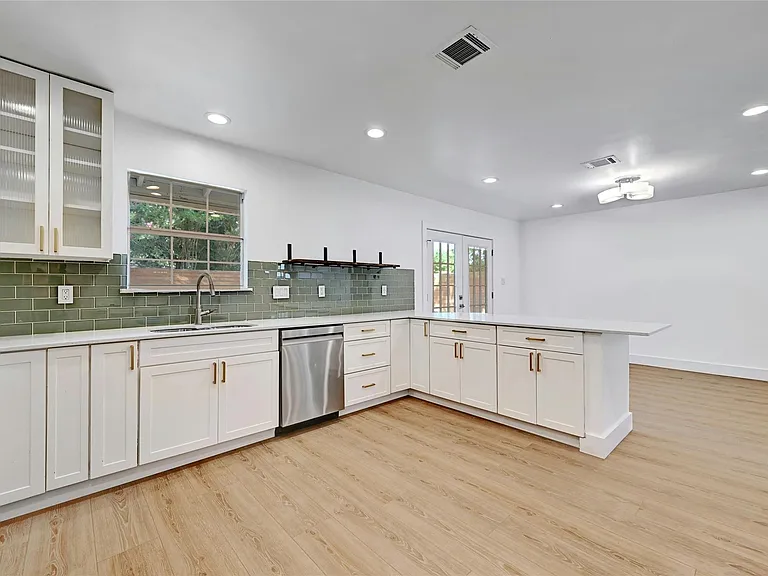 2604 Berkett Dr — Photo 9