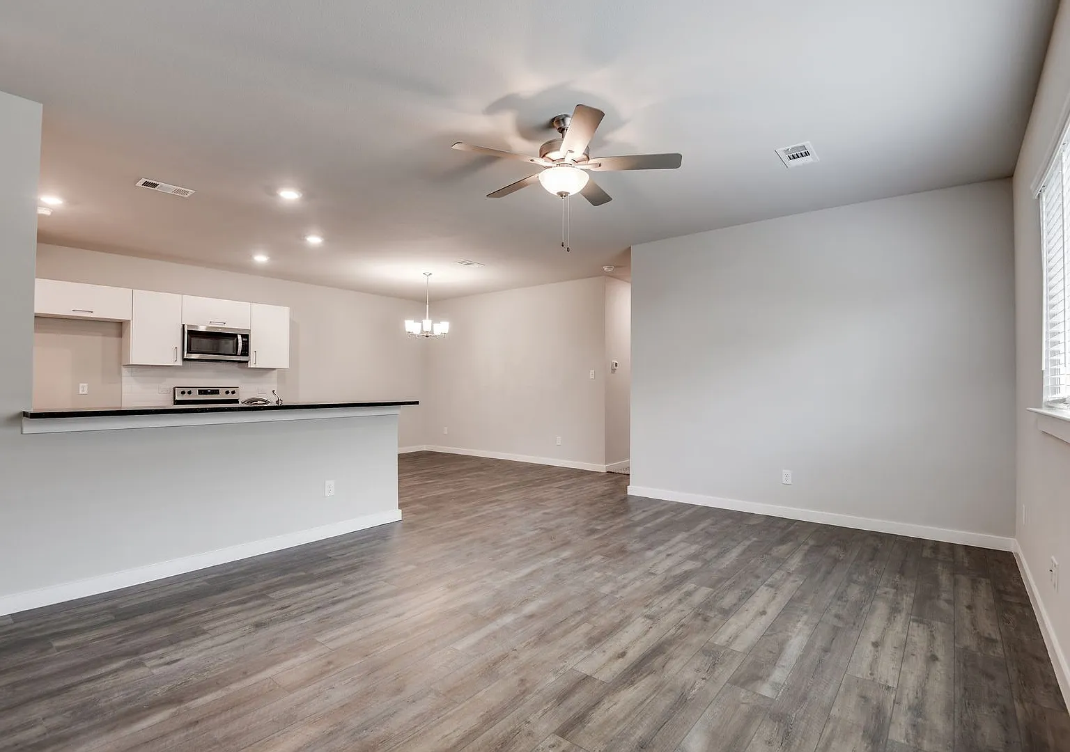Available Now! Gorgeous 3 Bedroom Duplex Located In Midlothian Isd! — Photo 4