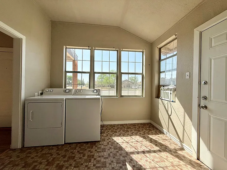 2400 College Ave — Photo 4