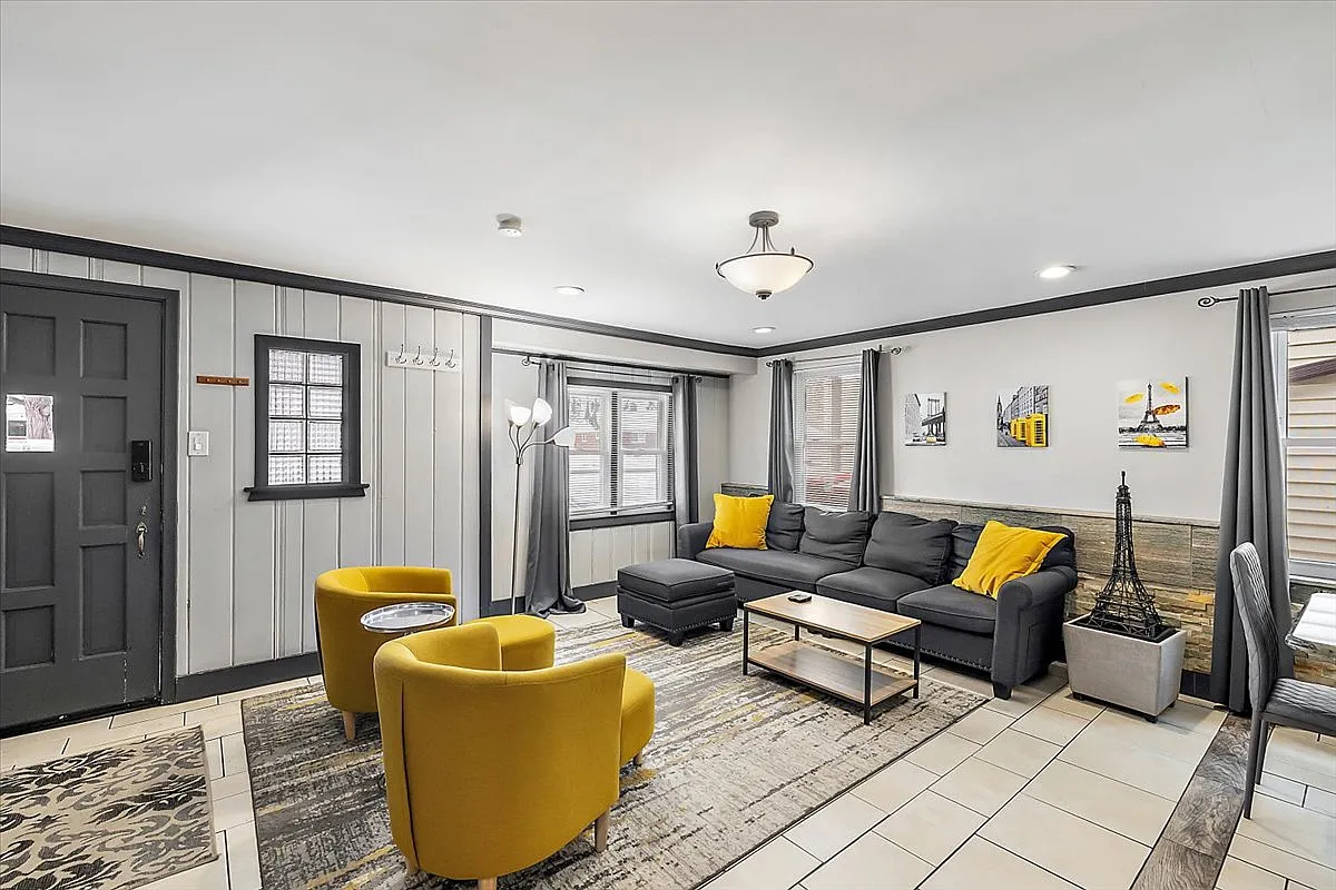 2 bed, 1060 sqft, $2,250 — Photo 3