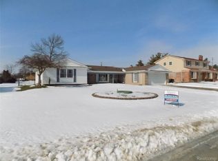 27397 E Skye Dr, Farmington Hills, MI 48334