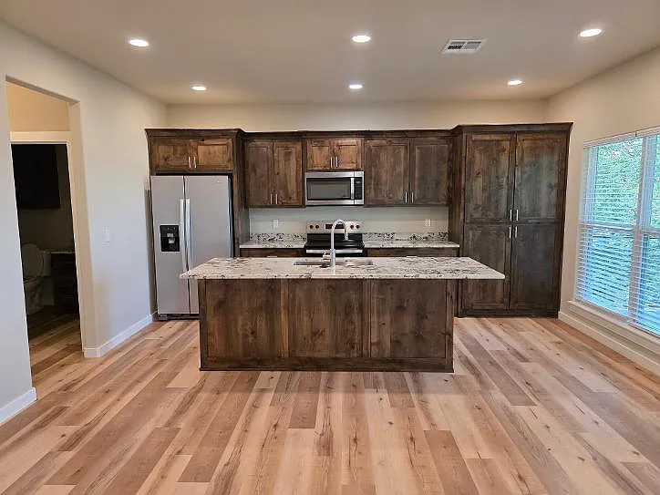 3 bed, 1295 sqft, $1,995 — Photo 4