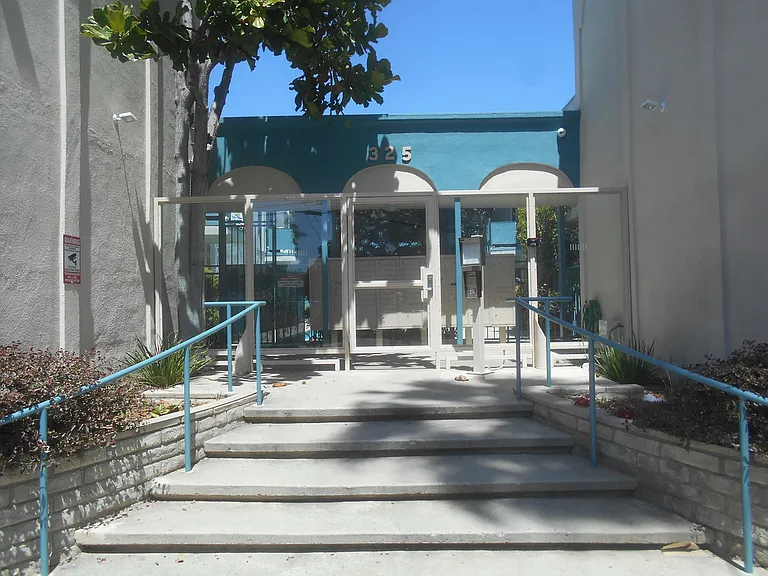 325 Bay Street Entry