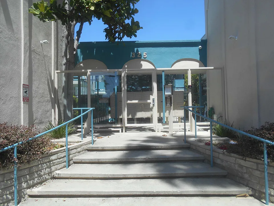 325 Bay Street Entry