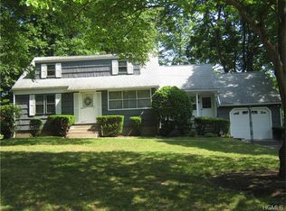 16 Mercury Dr, Pearl River, NY 10965