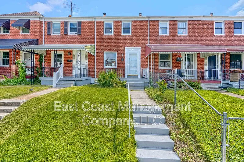 3 bed, 1.0 bath, 1418 sqft, $2,195 — Photo 3
