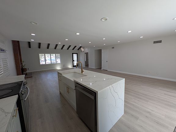 4th image of 10120 Yolanda Ave