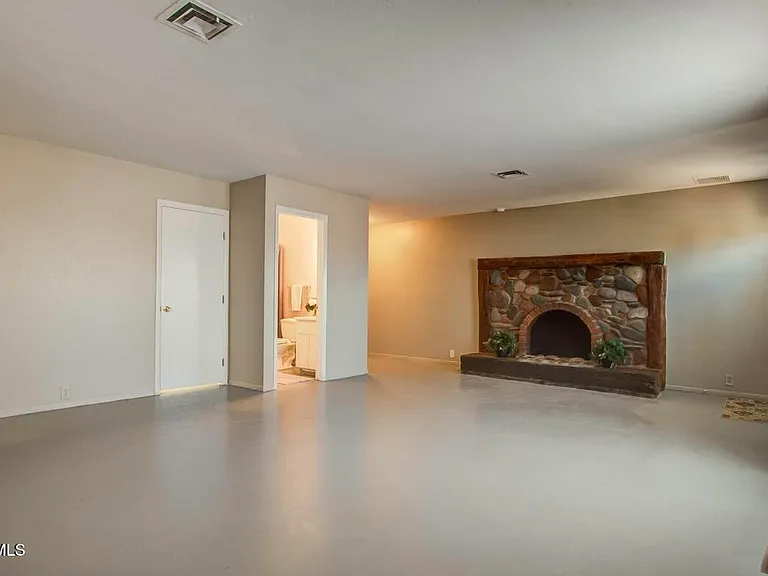 6445 S 32nd St — Photo 5