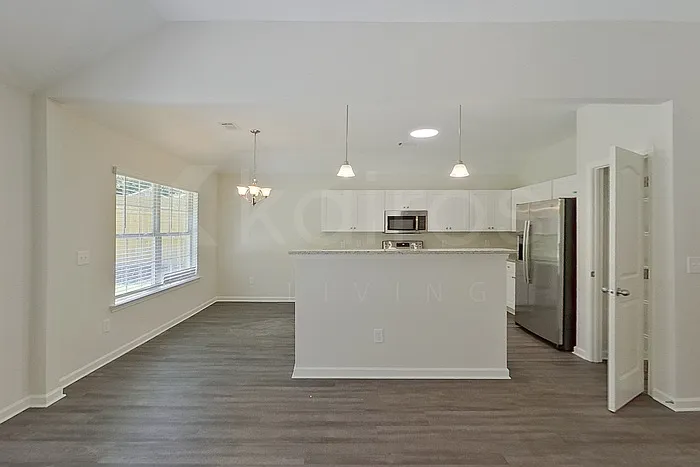 4 bed, 2.0 bath, 1700 sqft, $2,015 — Photo 4