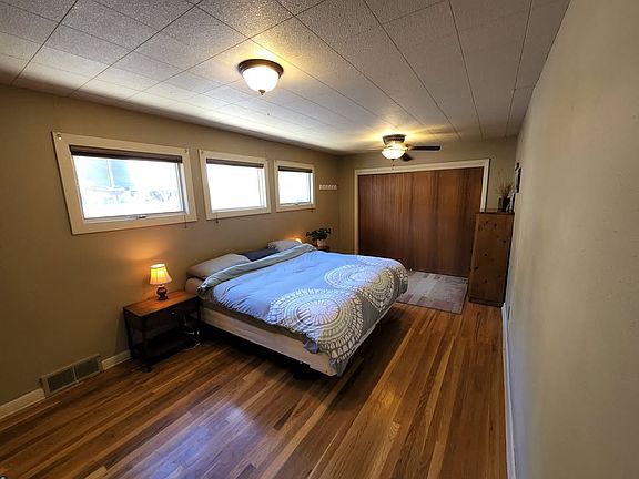 5th image of 610 S Ave E