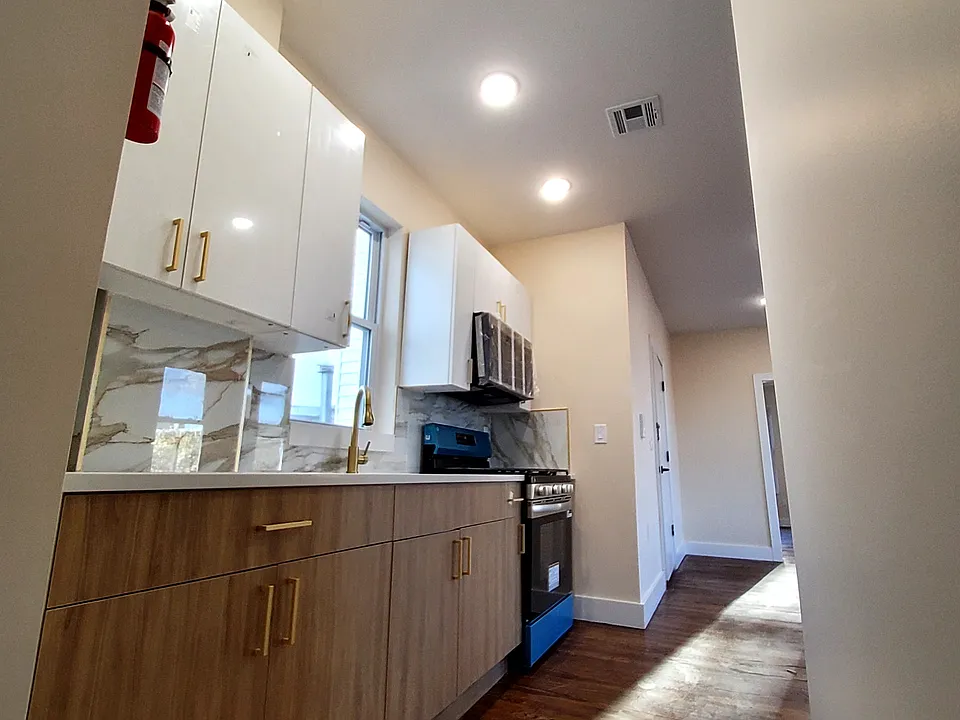 165 Danforth Ave #3