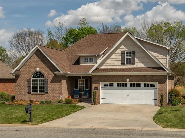 106 Breckenridge Dr, Thomasville, NC 27360