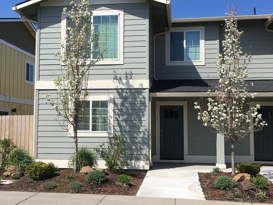 2nd image of 820 NE Copperleaf Loop Unit 1