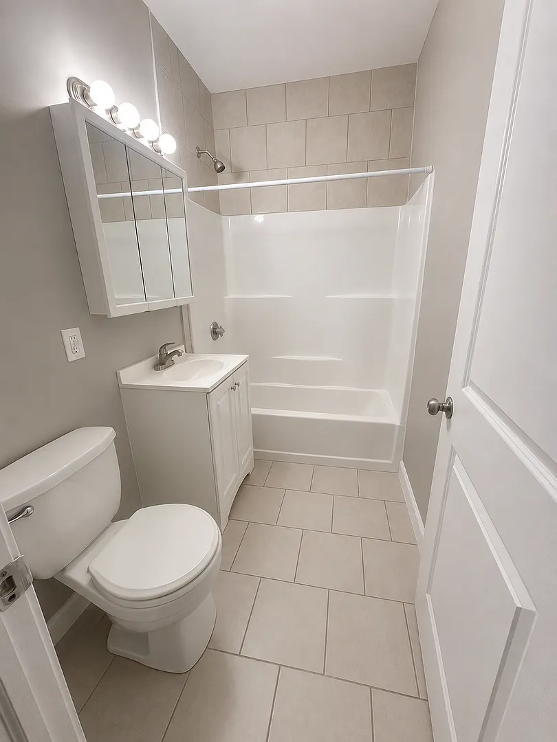 LYNN 2-bad, 1-bath — Photo 2