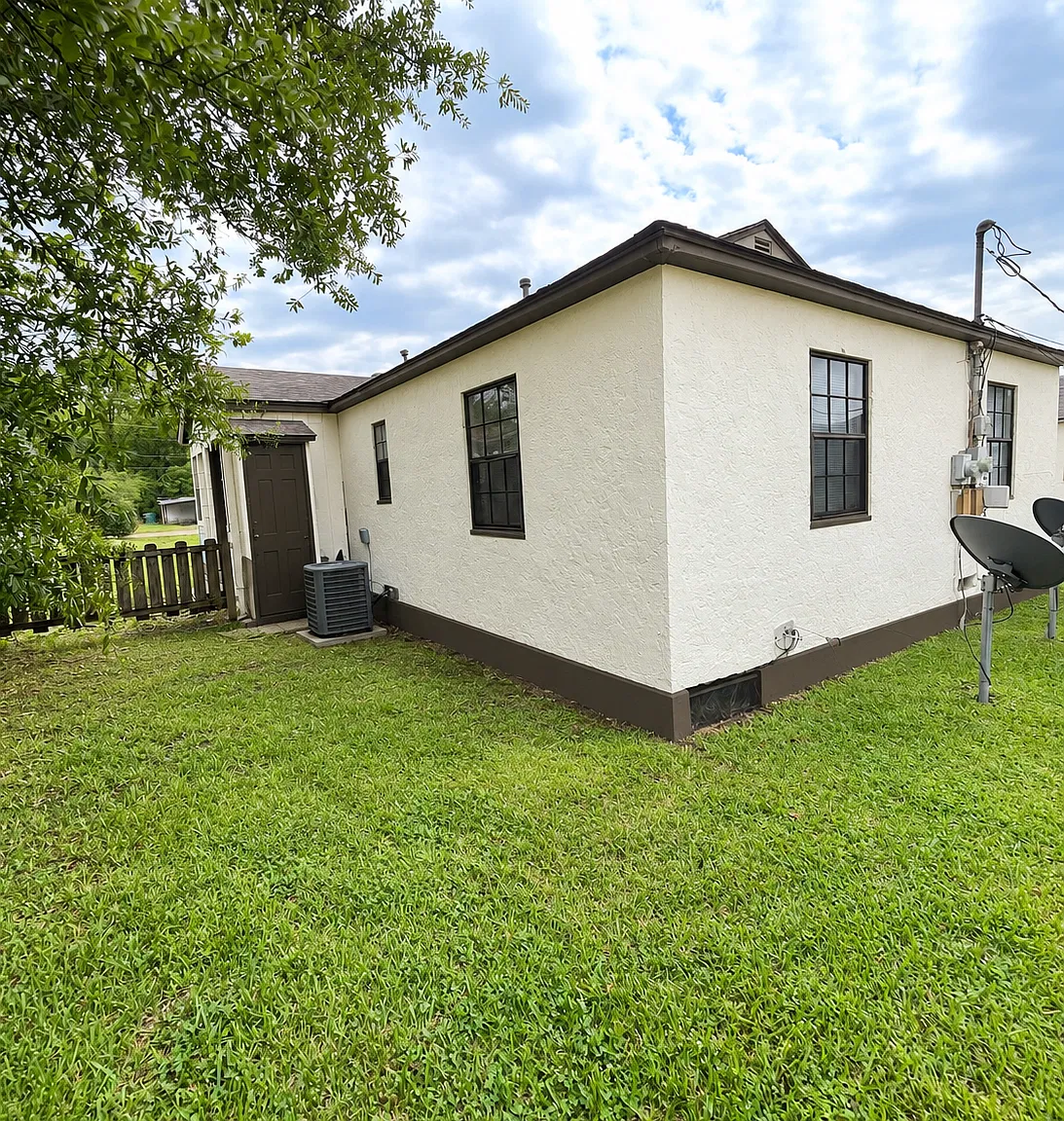 3 bed, 1.5 bath, 1496 sqft, $1,200 — Photo 2